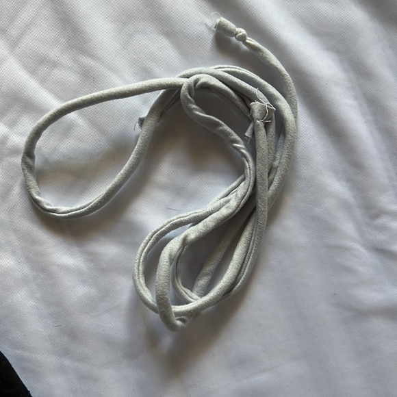 Hooded cropped t shirt with removable string - Picture 2 of 5